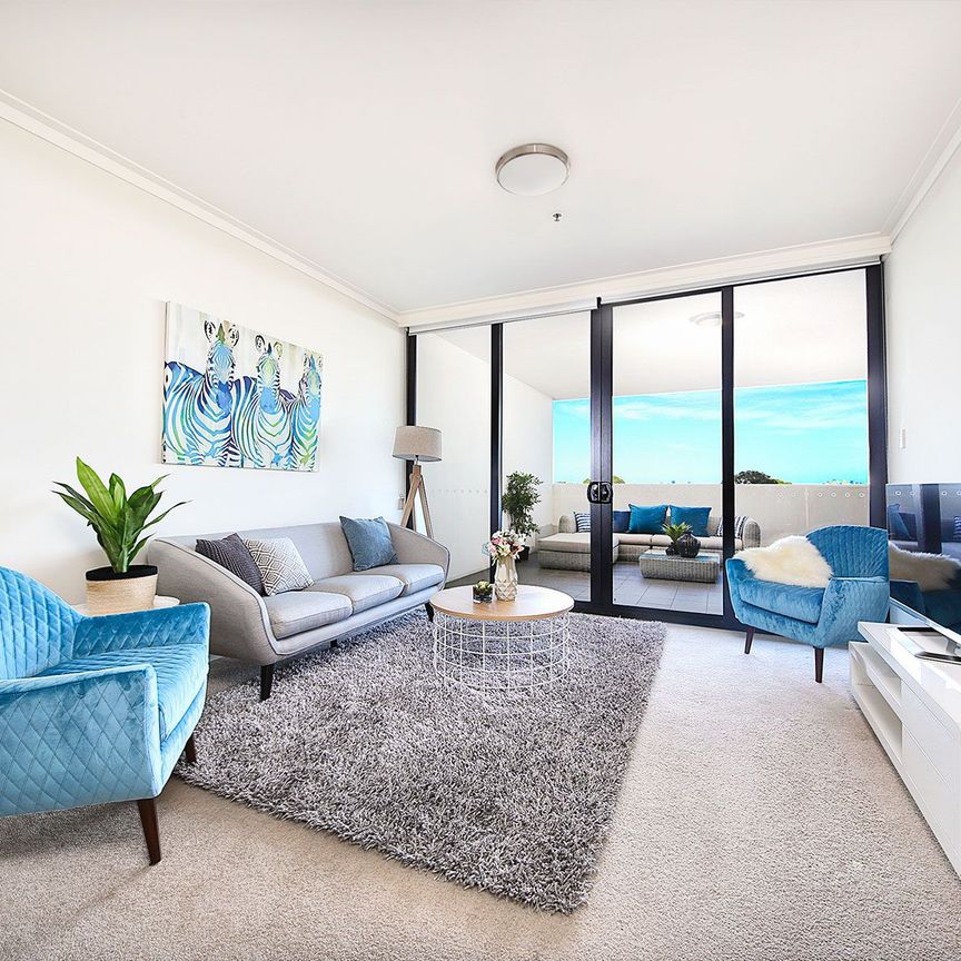 Stylish Two-Bedroom Apartment with City Views in Prime Rhodes Location - Photo 1