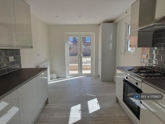 4 bedroom terraced house to rent - Photo 1