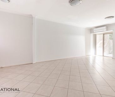 Spacious 3-Bedroom Townhouse in Prime Location - Photo 1