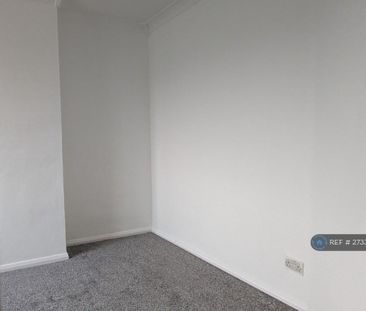 3 bedroom end of terrace house to rent - Photo 4