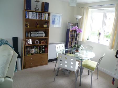 2 bedroom flat to rent - Photo 2