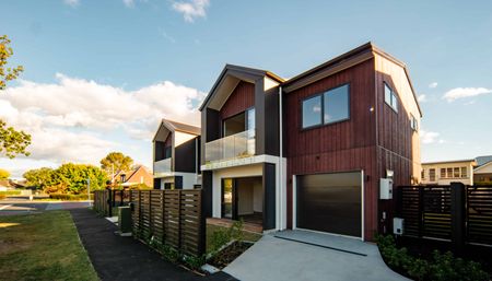 Near New Luxurious 3-Bedroom Home - Photo 2