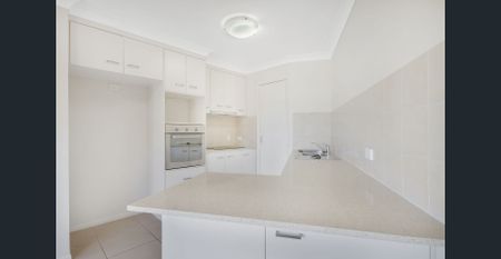 MODERN TWO-BEDROOM TOWNHOUSE WITH OFFICE NEAR CBD - Photo 4