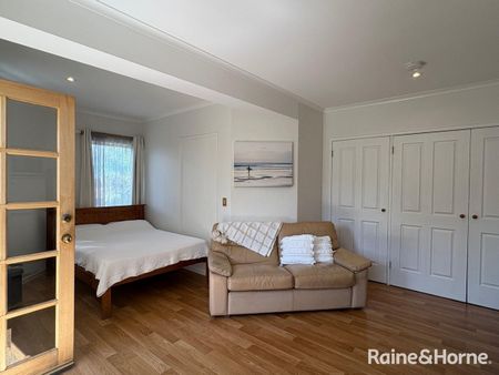 Sunny + fully furnished. Weekly Rent includes utilities! - Photo 5