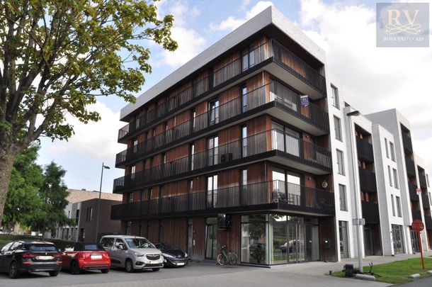 RUIM APPARTEMENT VAN +- 100 M² MET 2 SLPK EN BUREEL OP CENTRALE LOCATIE IN HASSELT - Photo 1