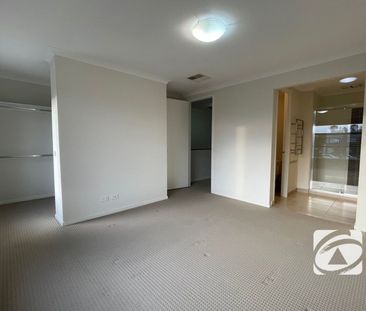 ELEGANT & LOW-MAINTENANCE TOWNHOUSE - Photo 6