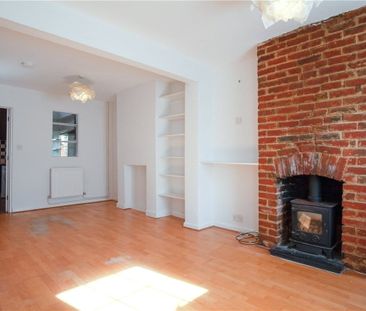 A two bedroom mid-terrace Victorian house, benefitting from off str... - Photo 4