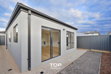 89 Fairground Promenade, Berwick VIC 3806 - Photo 2