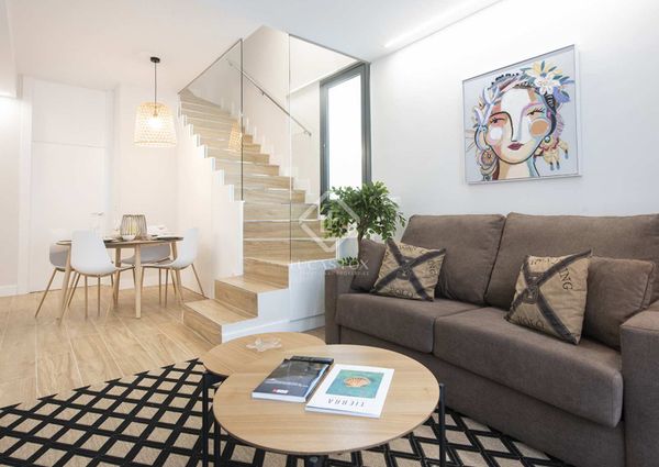 An elegant, modern, fully furnished duplex penthouse for rent in the city centre of Vigo, Pontevedra
