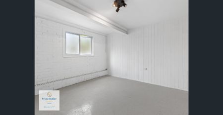 UTILITIES INCLUDED: WATER, ELECTRICITY, GAS & INTERNET...EASY ACCESS TO CITY, GASWORKS, SHOPS & JAMES STREET ENTERTAINMENT PRECINCT... GAS COOK-TOP... - Photo 5