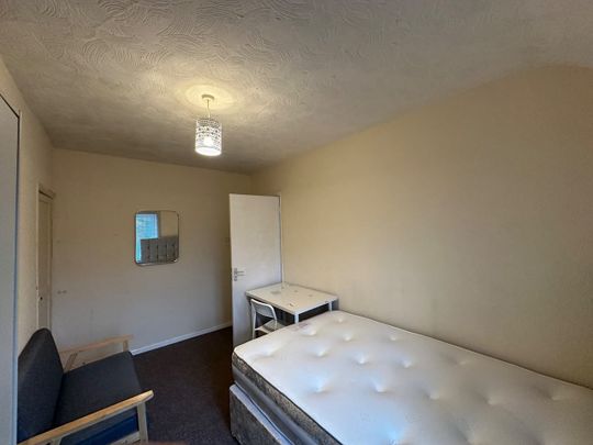 3 Bed Flat, University Area Available Now, RG6 - Photo 1