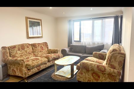 2 Bed Flat, Sullivan Court, SW5 - Photo 2