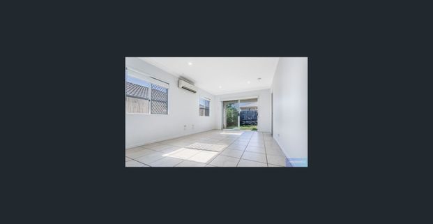 Stylish Family Sanctuary with Modern Comforts – A Must-See in Park Ridge! - Photo 1