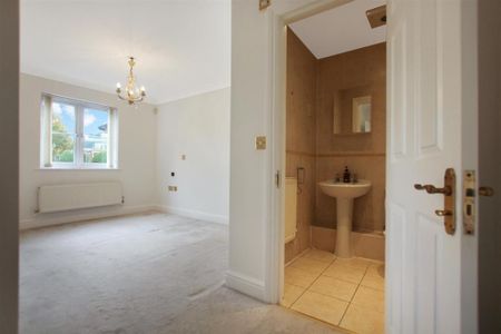 3 bedroom flat to rent - Photo 4
