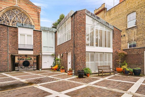 A beautiful and newly refurbished mews house located just off Sloane Square. - Photo 1