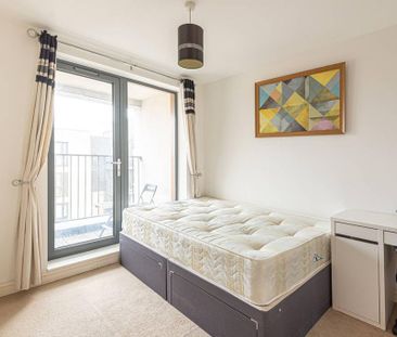 3 bedroom flat to rent - Photo 4