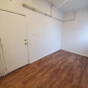 Toronto Bachelor Apt Available Utility Inclusive - Photo 2