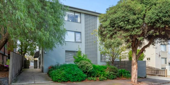 Freshly Updated Prahran Retreat with Walk‑Everywhere Convenience - Photo 3