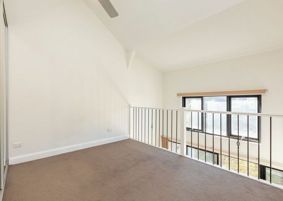 Sun-lit and Spacious Top Floor Apartment - Photo 1