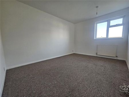 3 bedroom end of terrace house to rent - Photo 3