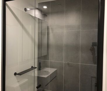 Stunning 1Br Top Floor Podium Apartment in Footscray! - Photo 3