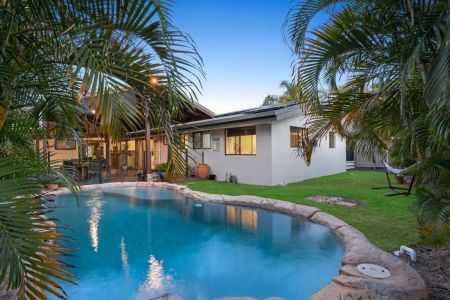 Spacious 4-Bedroom Family Home in Coombabah Paradise Point! - Photo 5