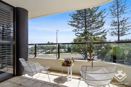 Entire half-floor overlooking Yacht Club. - Photo 3