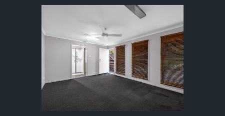 Beautiful Family Home in Heart of Taringa - Photo 2