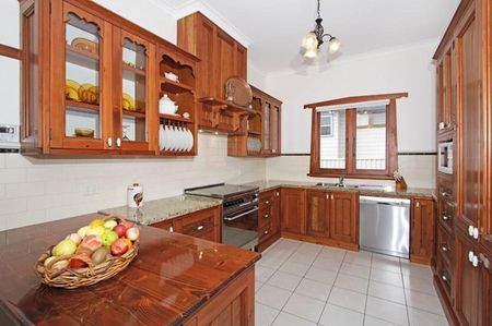 Charming Two bedroom home - Photo 3