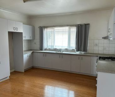 3 Bedroom house in quiet pocket of Sunshine - Photo 5