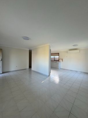 Location to Beach - 3 Good Size Bedrooms - Ensuite to Master - Air Con - Photo 1