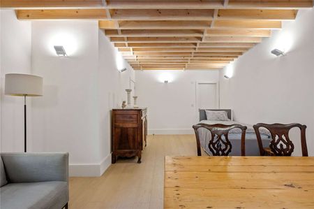 A stunning architecturally designed four bedroom new build house in a secluded position, shielded, yet moments from the hustle and bustle of Upper Street. - Photo 4