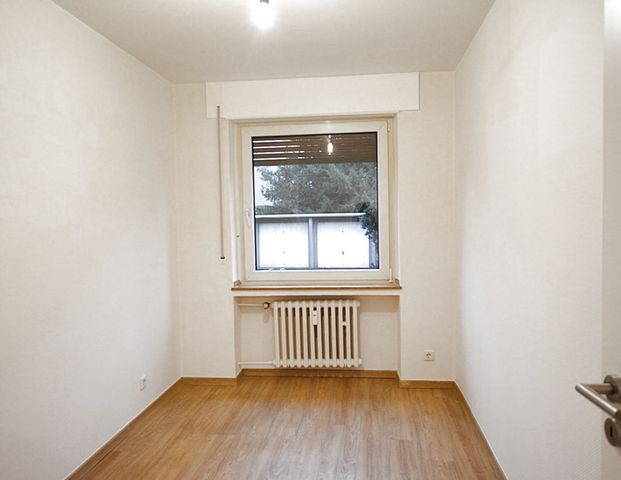 *Helle, gut geschnittene 3-Zimmer-Wohnung im Hochparterre mit Balkon in KR-Uerdingen* - Foto 1