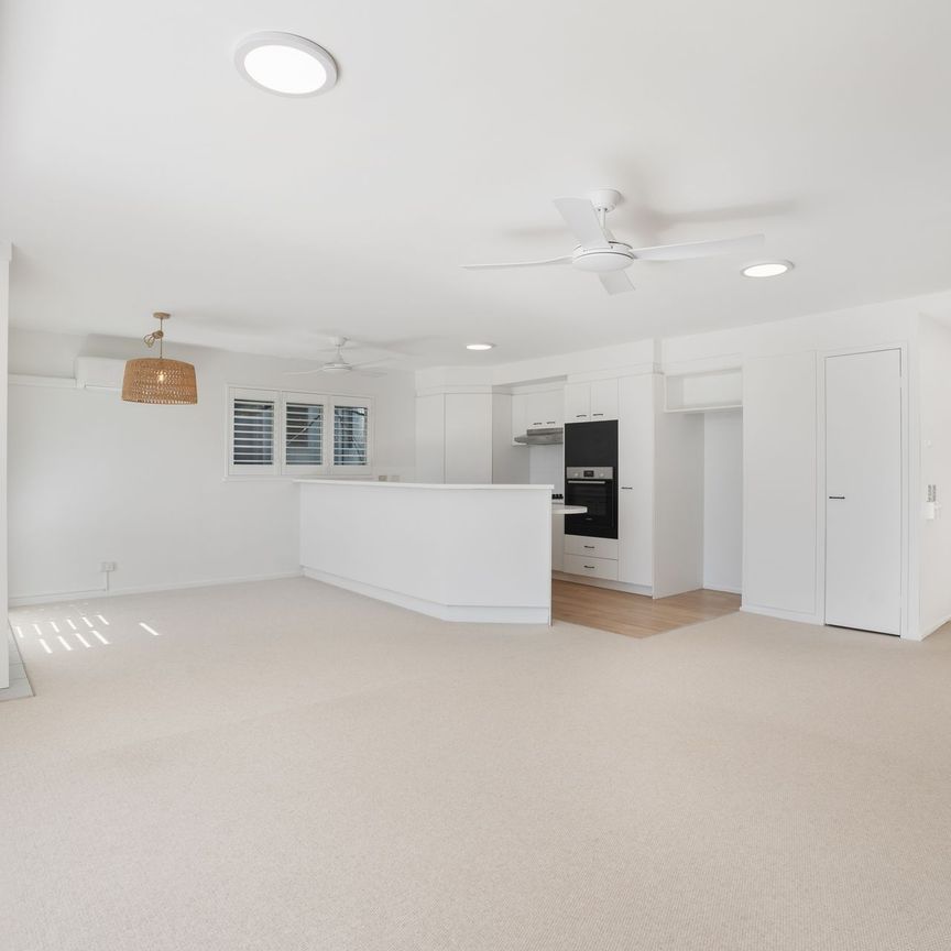Beautifully Appointed Corner Apartment &vert; &dollar;900 Per Week - Photo 1