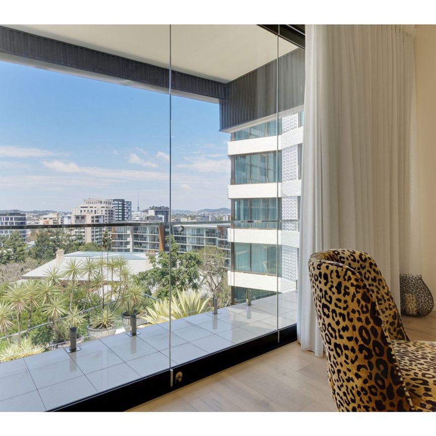 Achieve Luxury - Penthouse Living in Kangaroo Point - Photo 1