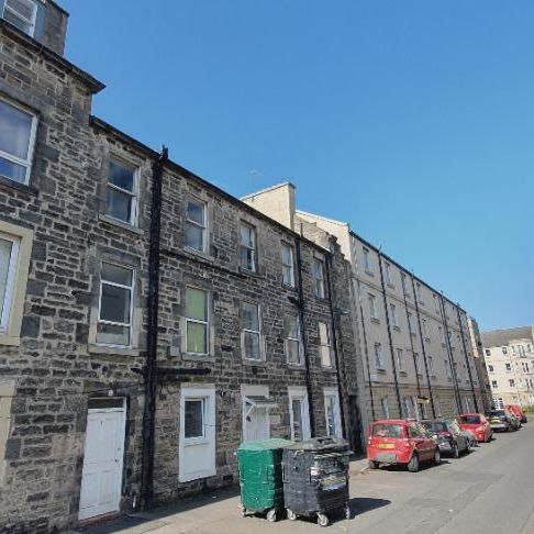 4 bedroom flat to rent - Photo 1