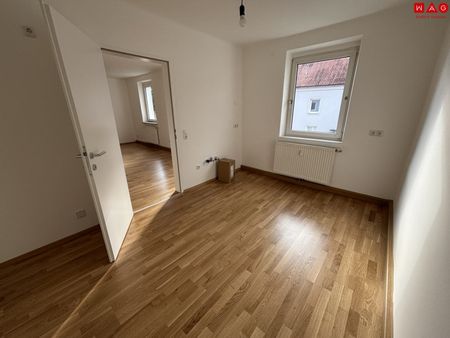 Exklusive Luxus-Singlewohnung in Steyr-Münichholz: frisch saniert, hochwertig ausgestattet, lichtdurchflutete Wohnräume und herrlicher Grünblick – inklusive Abstellraum, der sich ideal als Ankleidezimmer nutzen lässt! - Foto 2