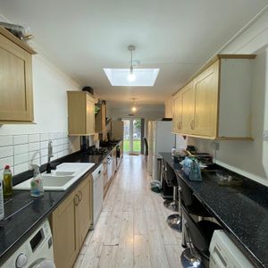 1 bedroom in a house share to rent - Photo 2