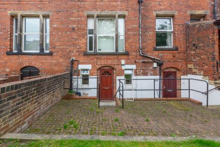 11 SPRING ROAD Leeds - LS6 1AD - Photo 2