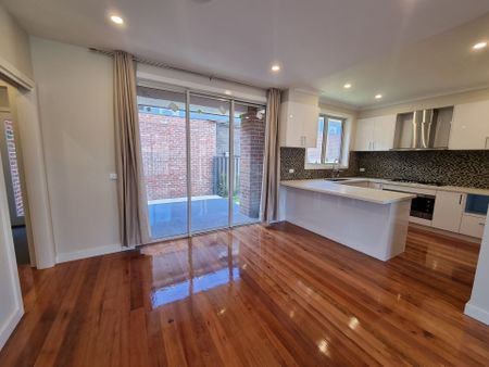 Luxurious Townhouse in Prime Location - Photo 4