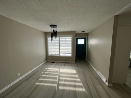 🏡 Beautiful 3 Bedroom Duplex for Rent - Photo 3