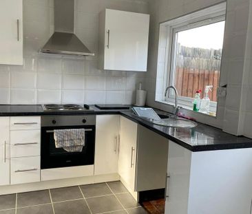 2 bedroom semi-detached house to rent - Photo 6