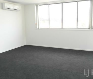 Modern 2 Bedroom Ensuite Apartment - Photo 3