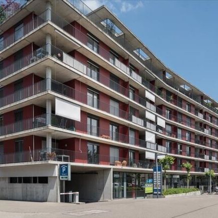 Un village animé avec une liaison ferroviaire - Foto 1