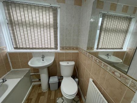 Room in a Shared House, Maple Close, M6 - Photo 3