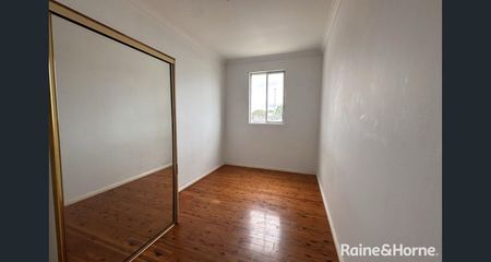 Charming 2-Bedroom Flat in Prime Location - Photo 5