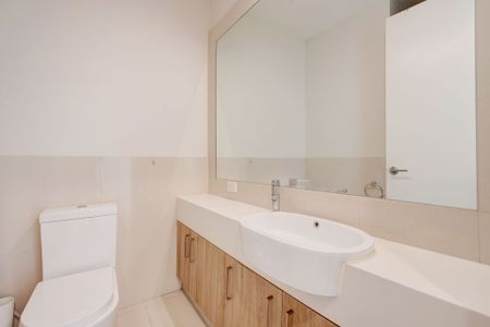 Modern Top-Floor Living with Style and Comfort - Photo 5