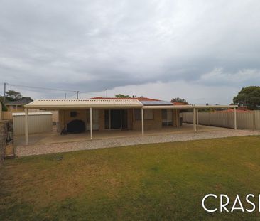 3 Bedroom 1 Bathroom in Heathridge! - Photo 2