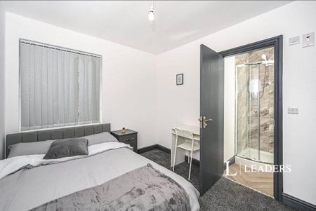 1 bedroom in a house share to rent - Photo 2