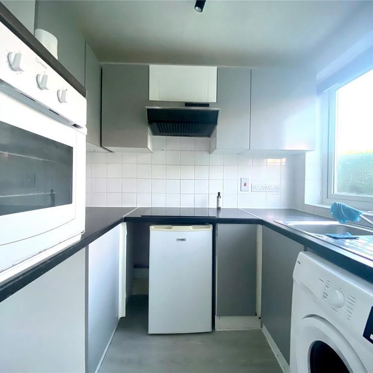 Studio to rent - Photo 1